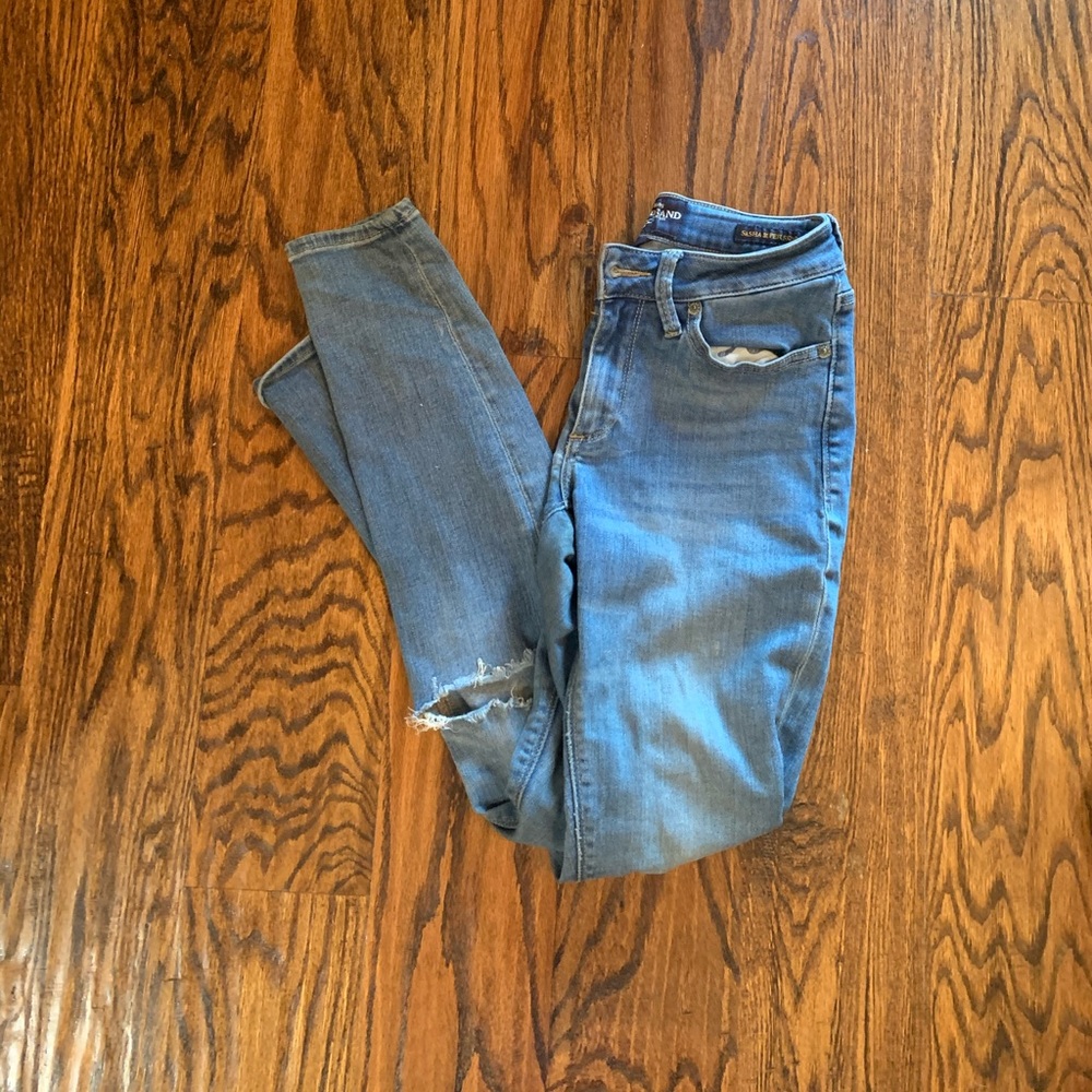 Lucky Brand light wash skinny jeans w/ knee holes